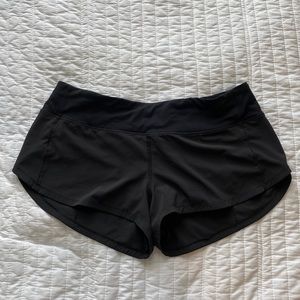 Lululemon 2.5 low rise Speed Up black running shorts